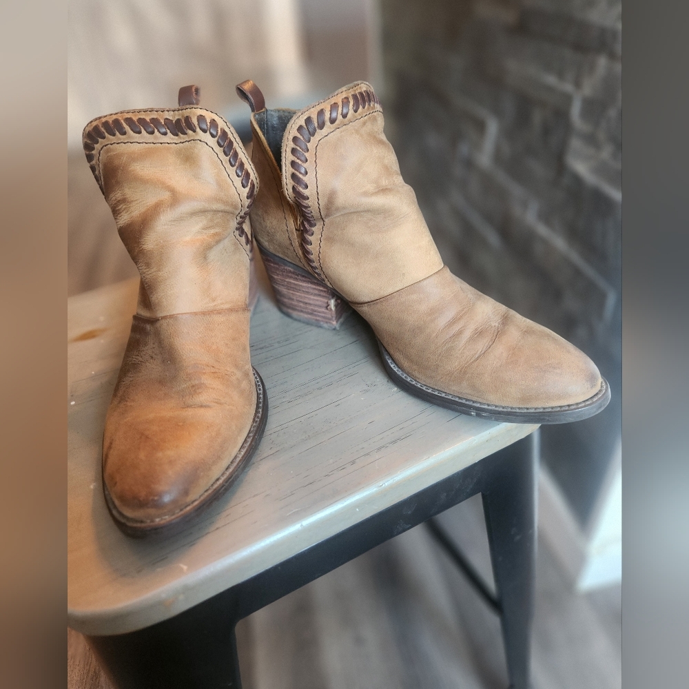 OTBT Venture Womens brown suede booties